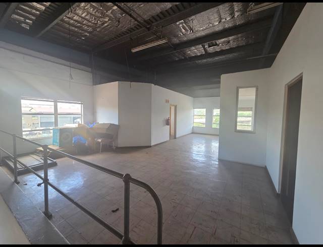 911M² WAREHOUSE TO LET IN SPRINGFIELD PARK